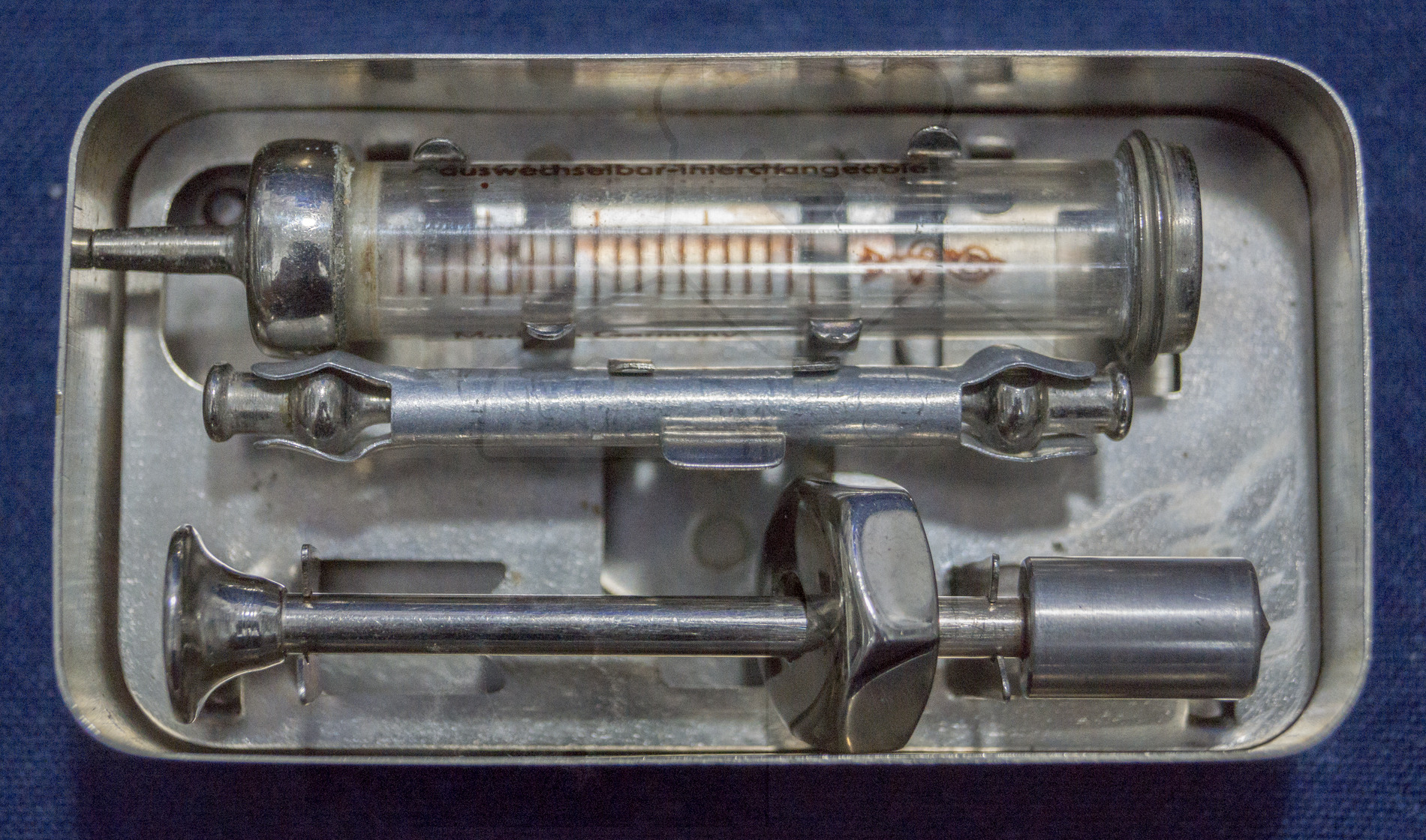 Sterilisierbare Transportbox für 2ml Glasspritzen mit Deckel, Mitte der 1960'er Jahre, Spritze, Kolben und zwei Kanülen in der Box